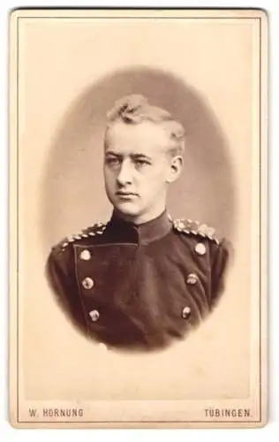 Fotografie W. Hornung, Tübingen, Uhlandstr. 11, Th. Brekmann in Uniform mit ernstem Gesichtsausdruck