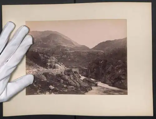 Fotografie Knud Knudsen, Bergen, Ansicht Röldal / Norwegen, Panorama mit Flusslauf und Passstrasse