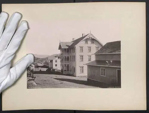 Fotografie F. Beyer, Bergen, Ansicht Nystuen / Norwegen, Strassenansicht um 1891