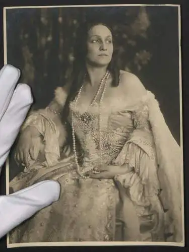 Fotografie Hermann Brühlmeyer, Wien, Landstrasser-Hauptstr. 1, Schauspielerin Erika Wagner im Kostüm mit Locken