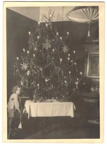 Fotografie Weihnachten, Mädchen staunt über Spielzeug Elastolin / Lanolin unter dem Weihnachtsbaum