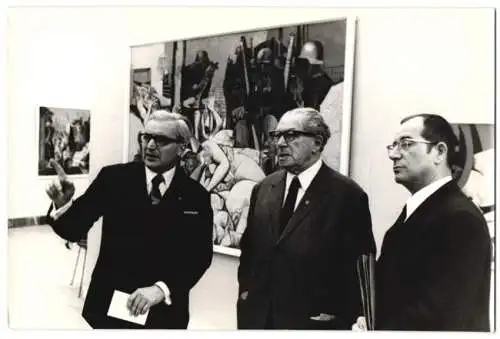 Fotografie Maler & Grafiker Willi Sitte mit Dr. Hans Rodenberg im National-Museum zu Berlin