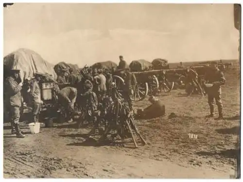 Fotografie 1.WK, Feldlager eines Deutschen Artillerie-Trupp's, Ausrüstung und Feldgeschütze