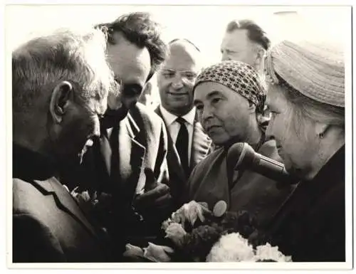 Fotografie Nobelpreisträger Michail Scholochow im Gespräch mit Anna Seghers 1965