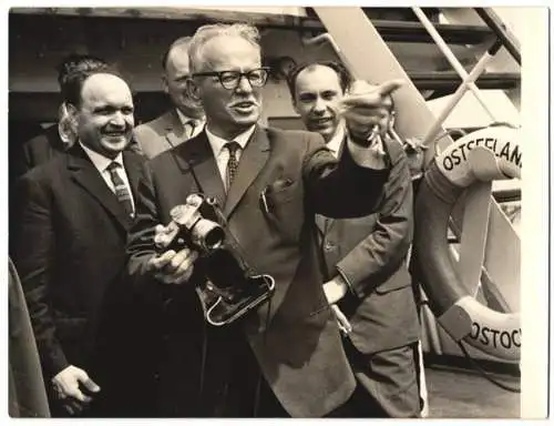 Fotografie Nobelpreisträger Michail Scholochow an Bord des Dampfer's Ostseeland zu Besuch in Rostock 1964
