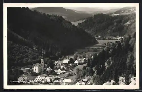 AK Mönichwald /Oststmk., Ortsansicht mit Kirche im Sonnenschein