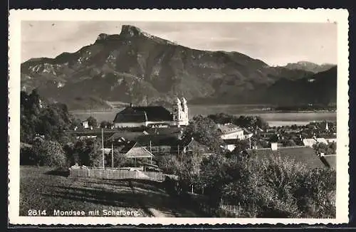 AK Mondsee mit Schafberg, Ortsansicht mit Blick zum Berg
