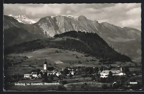 AK Irdning, Ortsansicht mit Kirche und Bergpanorama