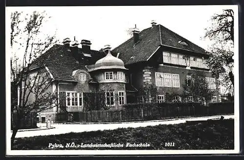 AK Pyhra /N.-Ö., Landwirtschaftliche Fachschule mit Strassenpartie