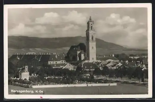 AK Herzogenburg /N.-Oe., Teilansicht mit Kirche