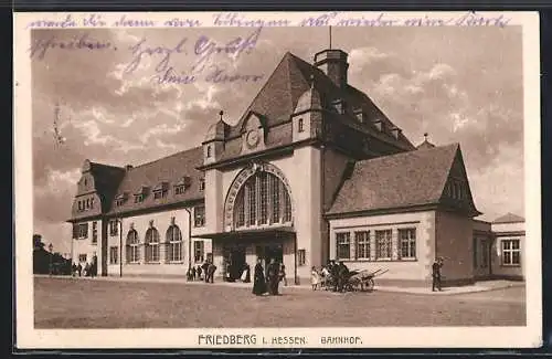 AK Friedberg / Hessen, Reisende vor dem Bahnhof