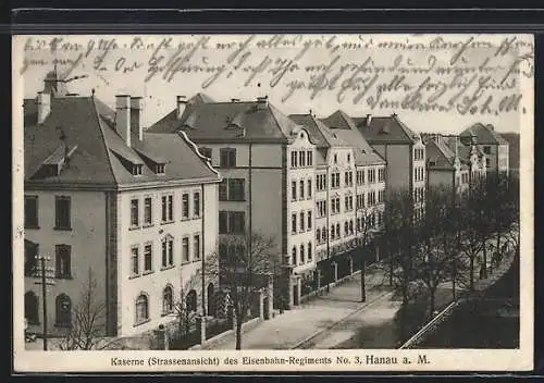 AK Hanau a. Main, Kaserne des Eisenbahnregiments No. 3 mit Strassenansicht