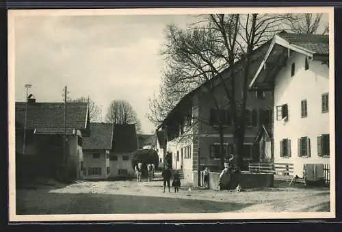 AK Bayersoien, Dorfansicht, Damen am brunnen