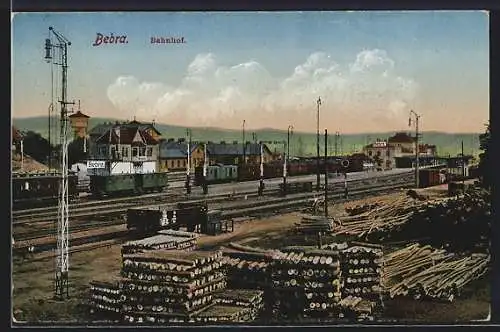 AK Bebra, Bahnhof von der Gleisseite, Verladefertiges Holz