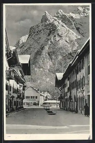 AK Mittenwald, Strassenpartie mit Ansichtskartengeschäft und Blick auf Viererspitze