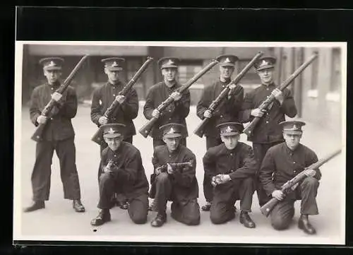 AK Britische Soldaten in Uniform mit Schirmmützen und Gewehren