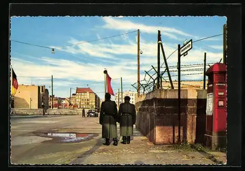 AK Berlin, Friedrichstrasse mit Grenze am Checkpoint Charly