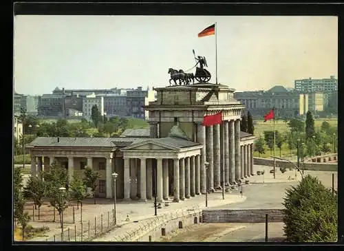 AK Berlin, Brandenburger Tor mit Mauer mit Todesstreifen, Grenze