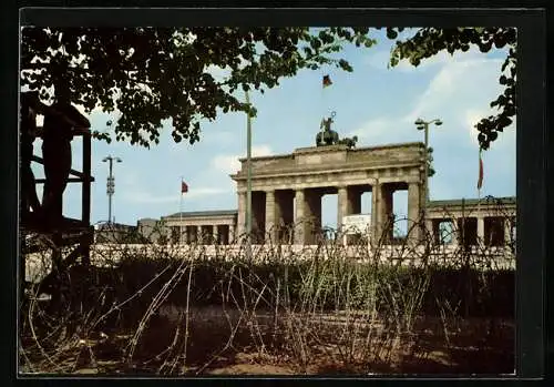 AK Berlin, Brandenburger Tor mit Mauer und Stacheldraht
