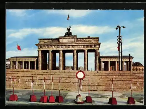 AK Berlin, Blick auf das Brandenburger Tor nach dem 13. August 1961, Blick über die Grenze, Berliner Mauer