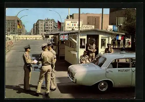 AK Berlin, Checkpoint Charlie an der Friedrichstrasse, Grenzsoldaten