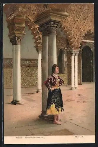 AK Sevilla, Frau in spanischer Tracht in einem Palast lehnt sich an die Säule
