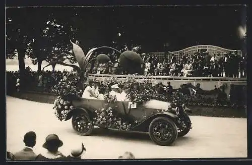 AK Montreux, Fête des Narcisses 1925, geschmücktes Auto