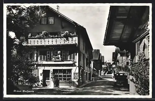 AK Brienz, Ortspartie mit Haus Sculptures en Bois