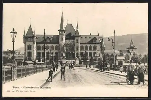 AK Bern, Historisches Museum mit Strassenpartie und Passanten