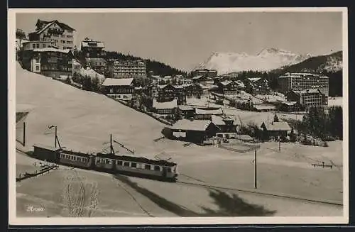 AK Arosa, Bahn fährt vor der Ortschaft, mit dem Hotel Bristol
