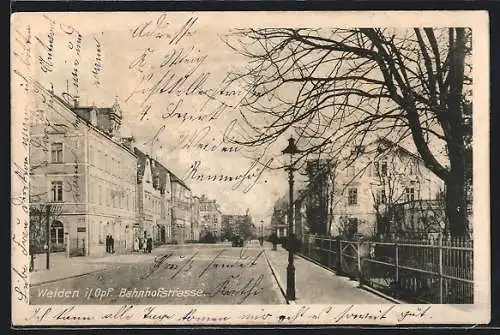 AK Weiden i. Opf., Bahnhofstrasse mit Passanten