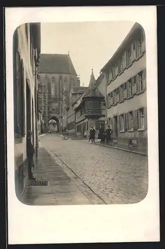 Foto-AK Rothenburg /Tauber, Strassenpartie mit Blick zum Tor ca. 1930