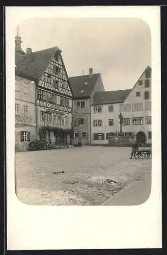 Foto-AK Rothenburg /Tauber, Platz mit Brunnen ca. 1930
