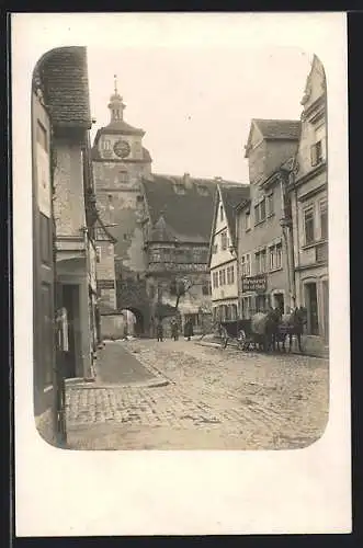 Foto-AK Rothenburg /Tauber, Strassenpartie mit Brauerei ca. 1930