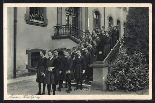 AK Neuendettelsau, Mädchenlyzeum und Höhere Mädchenschule der Diakonissenanstalt, Beim Kirchgang