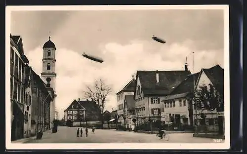 AK Langenargen a. Bodensee, Marktplatz mit Luftschiff Hindenburg und Graf Zeppelin