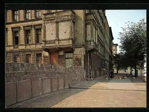 AK Berlin, Bernauer Strasse mit Berliner Mauer als Grenze