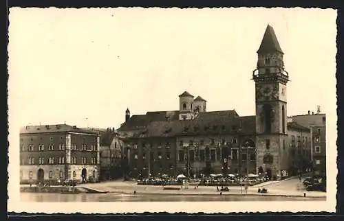 AK Passau, Rathaus mit Passanten, 
