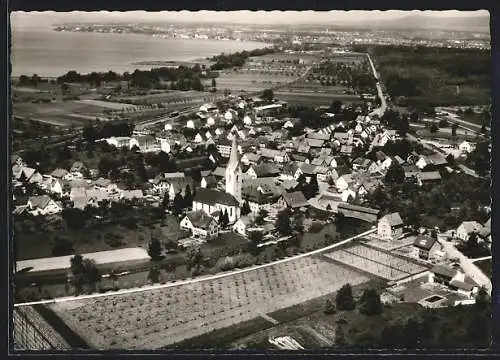 AK Eriskirch /Bodensee, Ortsansicht mit Kirche und landwirtschaftlichem Anbau