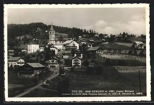 AK San Genesio, Panorama mit Kirche