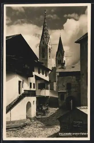AK Villanders, Strassenpartie mit Blick zur Kirche