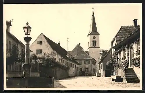 Foto-AK Ballrechten, Strassenpartie mit Kirche und Brunnen