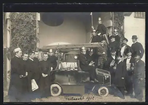 Foto-AK Freising, Feuerwehrmänner und Geistliche bei der Fastnacht 1912