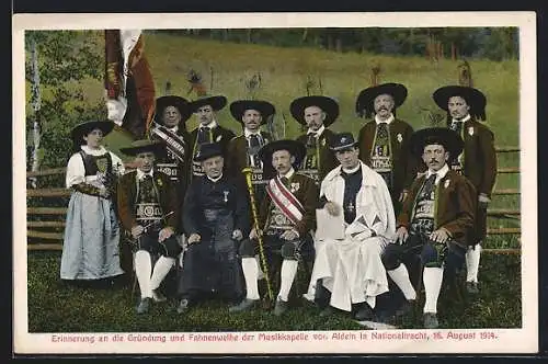 AK Aldein, Gründung und Fahnenweihe der Musikkapelle in Nationaltracht 1914 mit Tambourstab