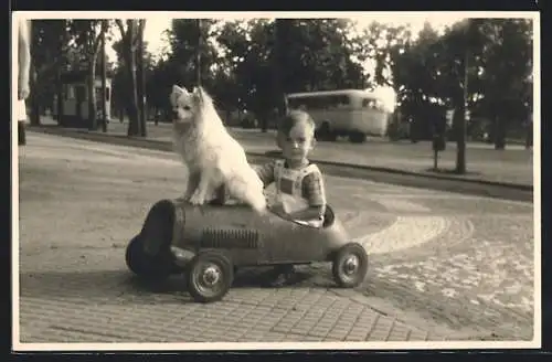 AK Kind mit Hund im Spielzeug-Auto