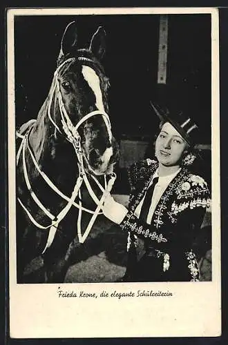 AK Die elegante Schulreiterin Frieda Krone mit ihrem Pferd