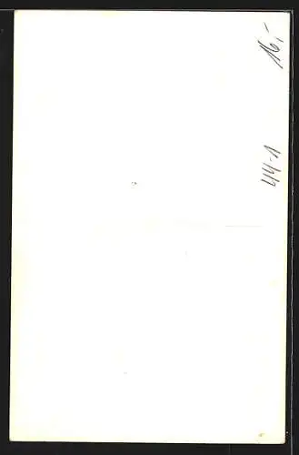 AK Kinder in einem Spielzeug-Auto im Garten