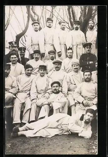AK Gruppenbild Kriegsgefangener mit ihren Wachen