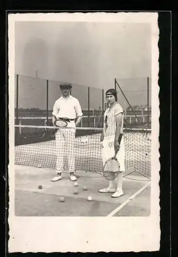 AK Paar auf dem Tennisplatz