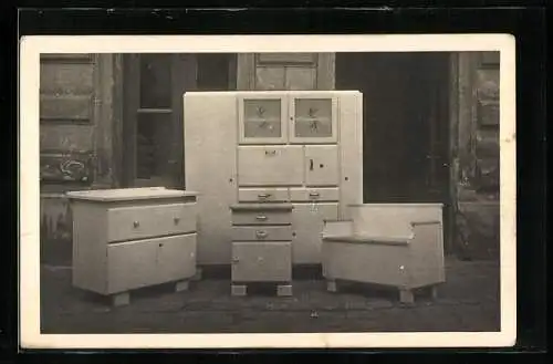 AK Küchenmöbel, Schränke und Sitzbank vor einem Haus stehend